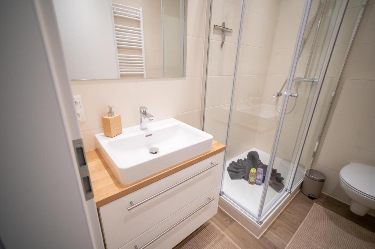 Fullhouse - - L96 - Smarttv - Nespresso - 2 Queensize Beds * Zwickau